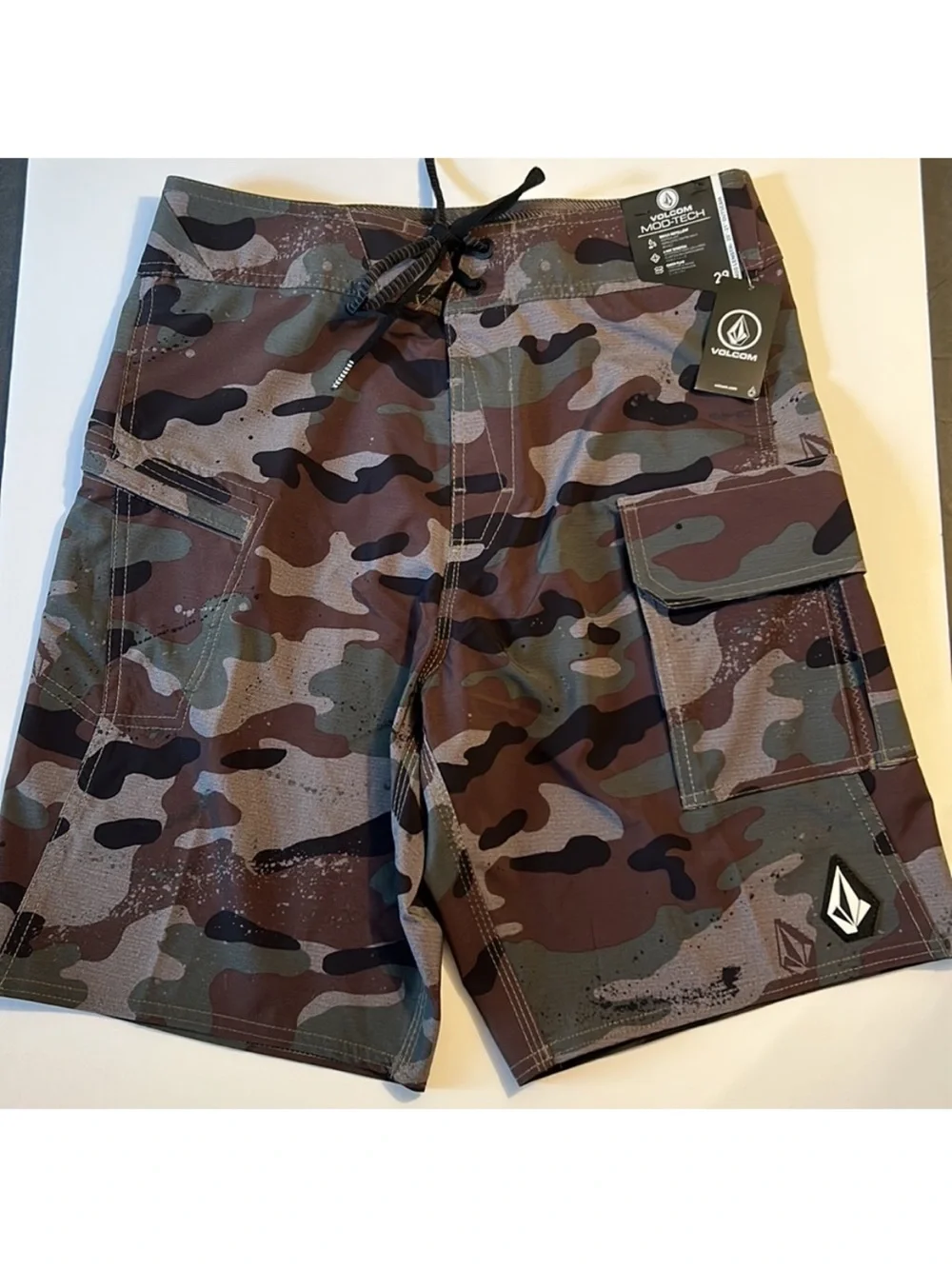 Volcom 28 Board Shorts Camo in Army Green Combo Boardshorts 20” length NWT